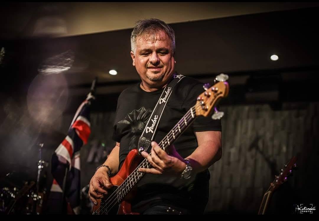 Rostislav Máca s baskytarou Fender